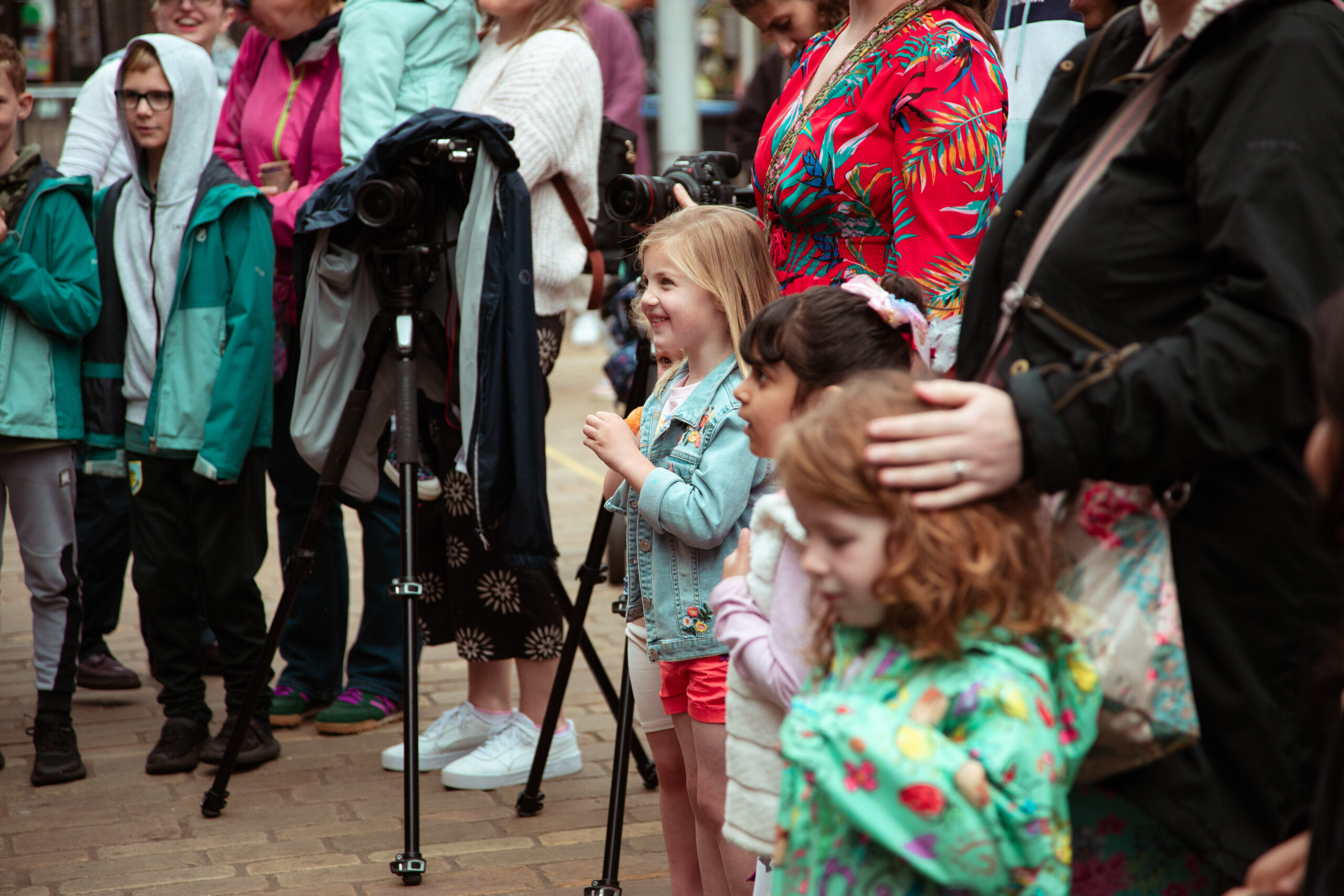 4A0A1789 great shot of three girls watching the show